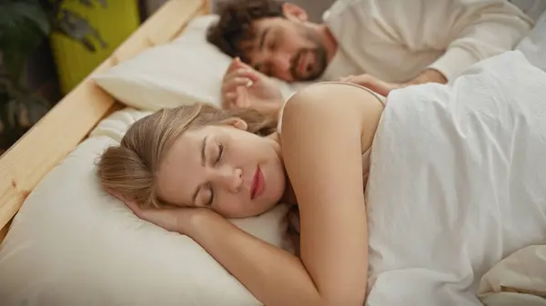 Pourquoi votre partenaire vous tourne le dos après un câlin ? Voici ce que cela signifie vraiment