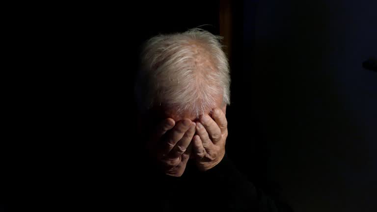 Homme âgé seul dans son chagrin