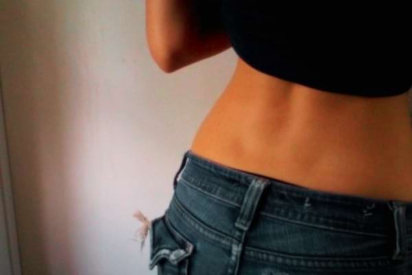 Femme faisant du sport, détail du bas du dos