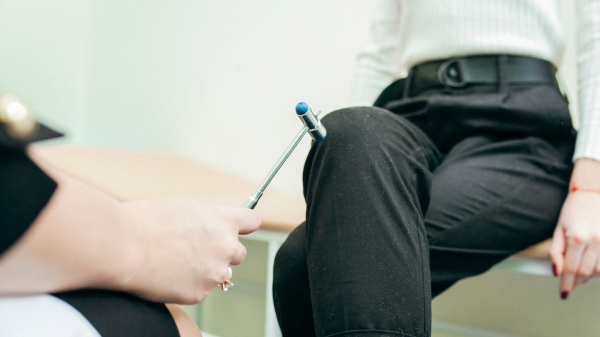 Illustration représentant une main tenant un objet, évoquant la faiblesse musculaire