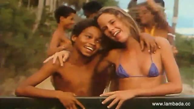 Chico et Roberta, enfants, souriants dans le clip de Lambada