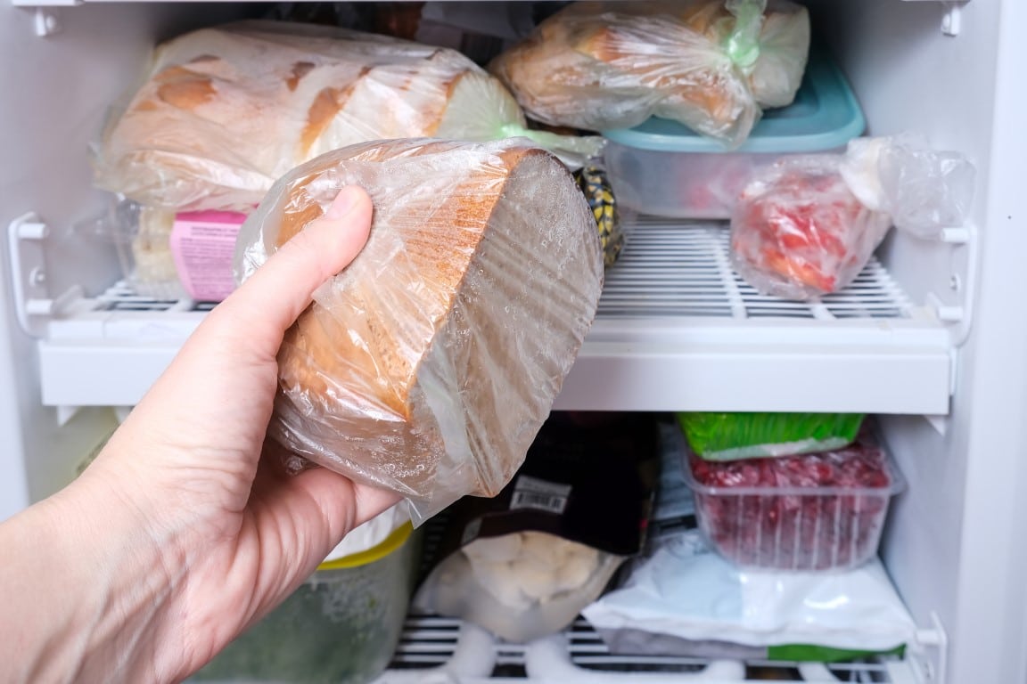 Pain qui dure : les secrets des artisans boulangers pour le garder frais sans frigo