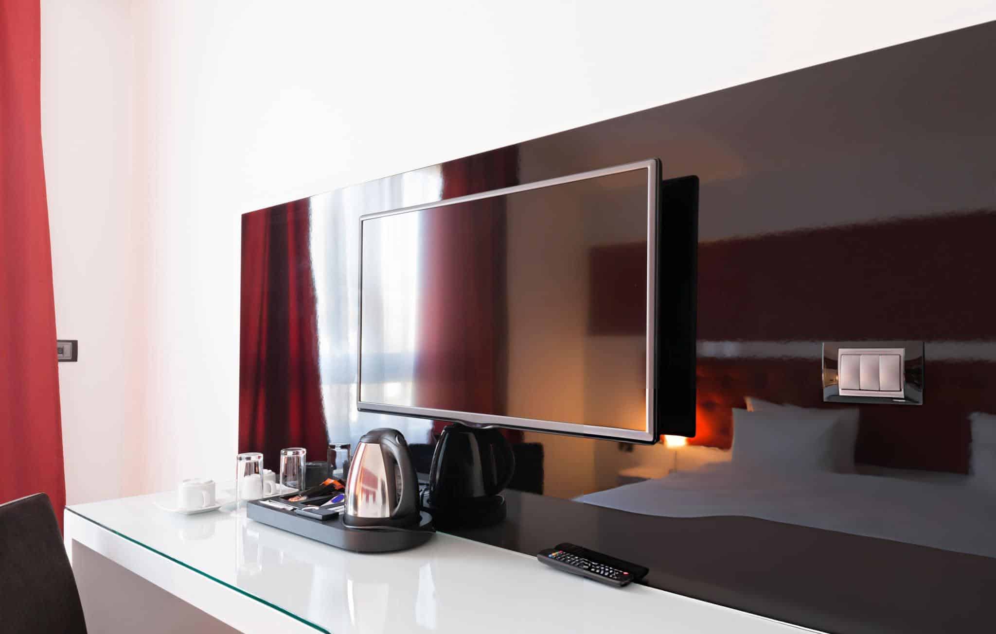 Débranchez votre téléviseur d’hôtel dès l’arrivée : le geste simple qui protège vos données personnelles