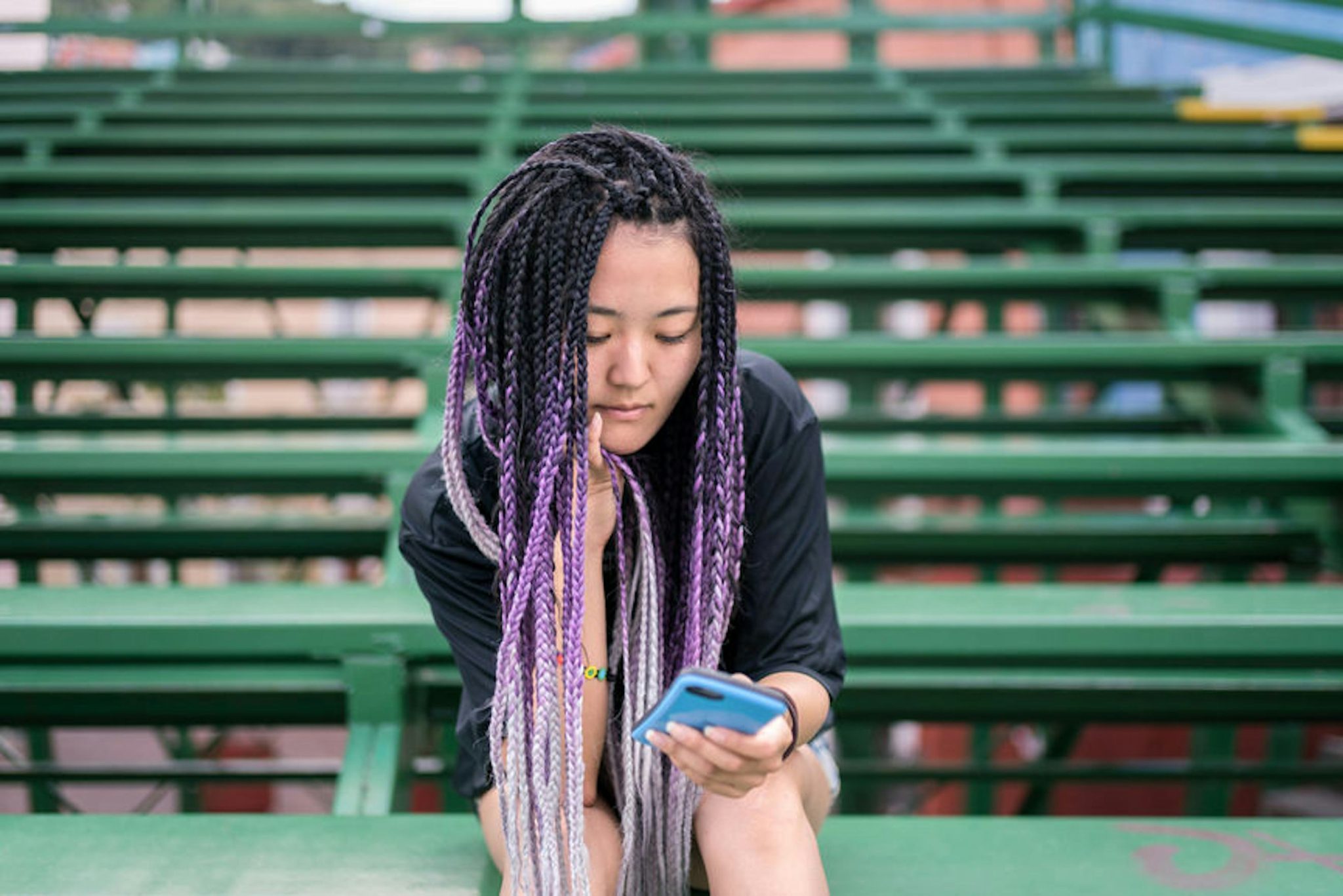 Femme regardant par la fenêtre, l'air pensif
