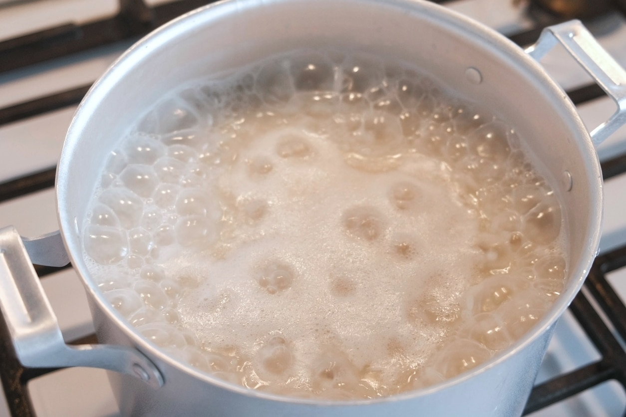 Eau de cuisson du riz utilisée en soin