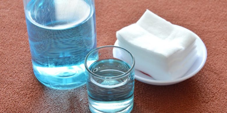 Adieu le linge jauni et les taches de chlore : 10 méthodes naturelles qui remplacent l’eau de Javel
