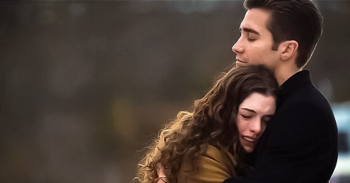 Couple partageant un moment d'intimité silencieux dans une étreinte