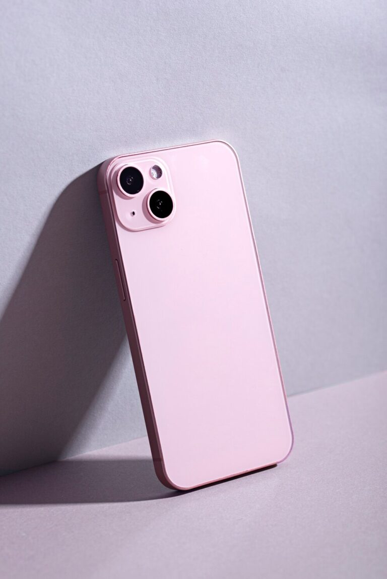 iPhone posé sur une table avec indicateurs visibles