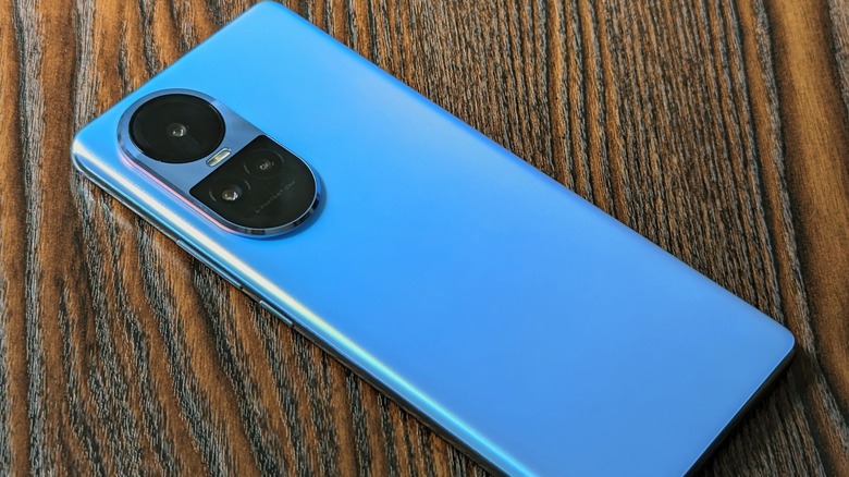 Retourner son smartphone sur l’écran : le geste anodin qui change tout