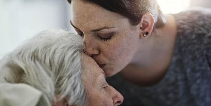 Adieu à un être cher : le geste d’amour que certains médecins recommandent d’éviter