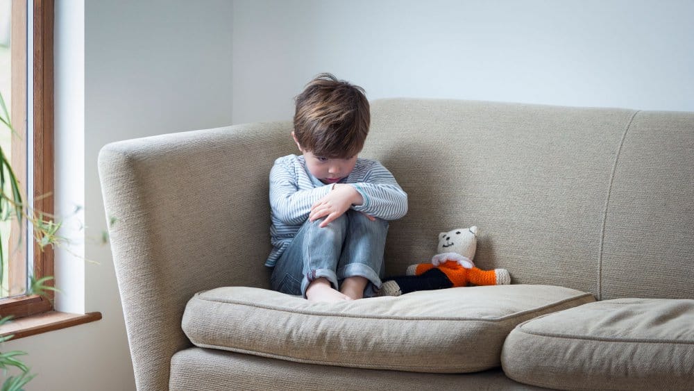 Six indices qui révèlent un manque d'affection durant l'enfance chez les adultes