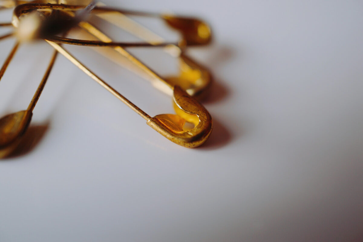 Plusieurs épingles de sûreté de différentes tailles