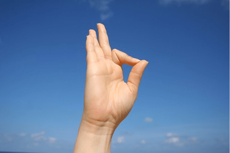 Illustration d'une femme pratiquant le Gyan Mudra en méditation