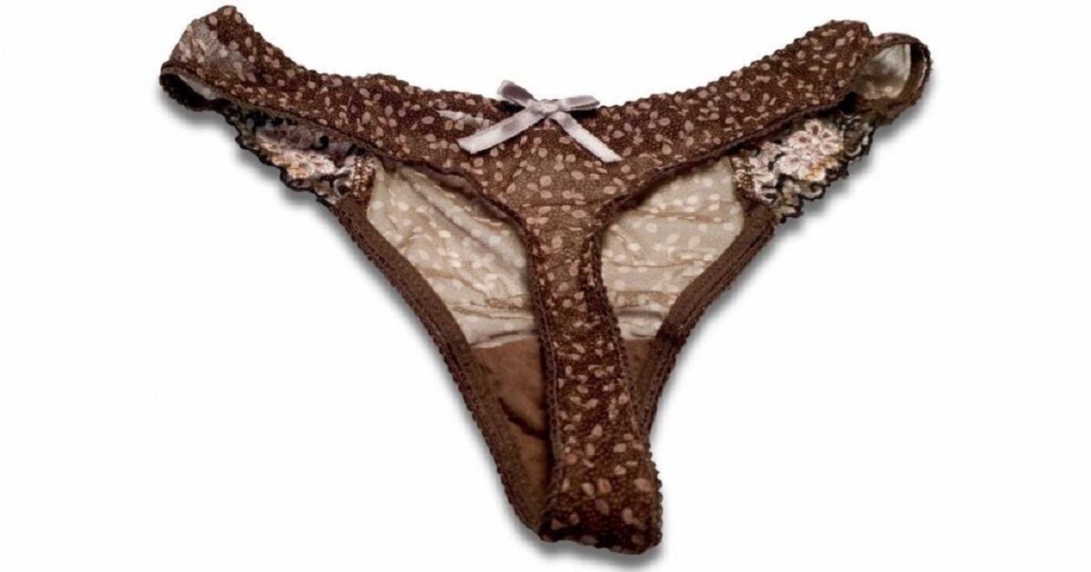 Femme s'habillant dans une pièce à la lumière tamisée