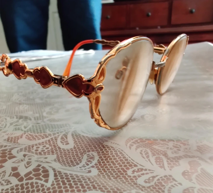 Lunettes en or et rubis anciennes