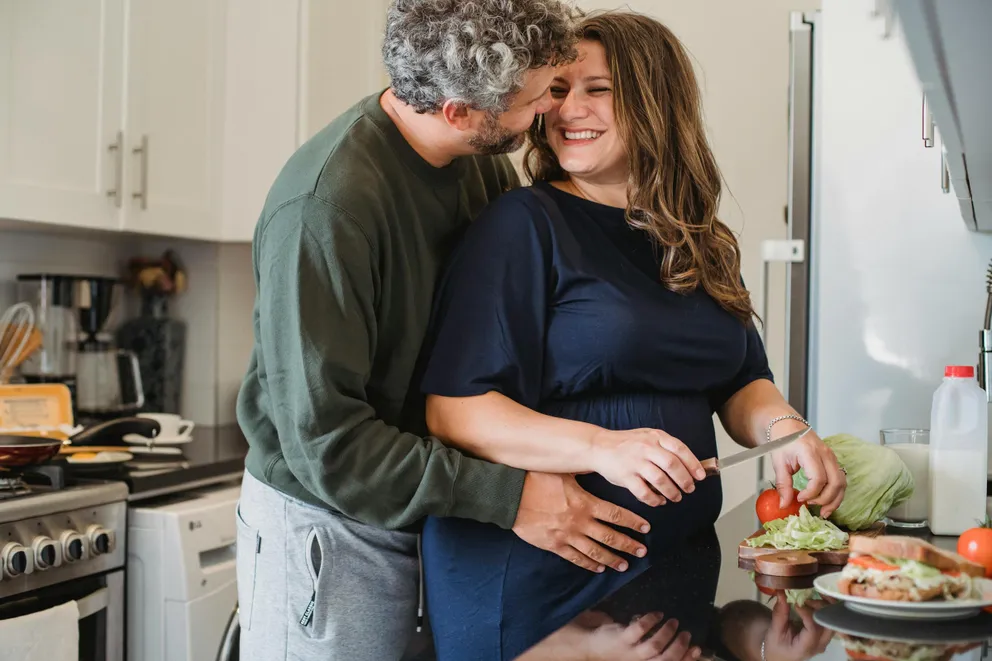 Famille heureuse grâce à une pastèque