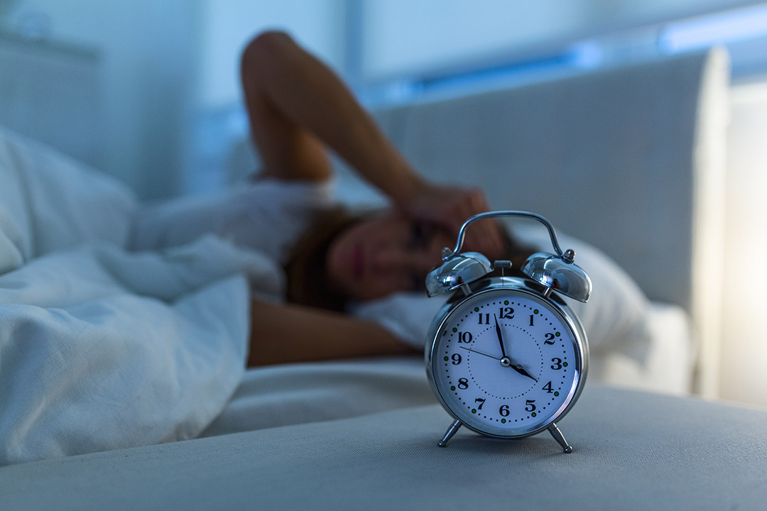Toujours réveillée à la même heure la nuit ? Voici ce que votre corps essaie peut-être de vous dire