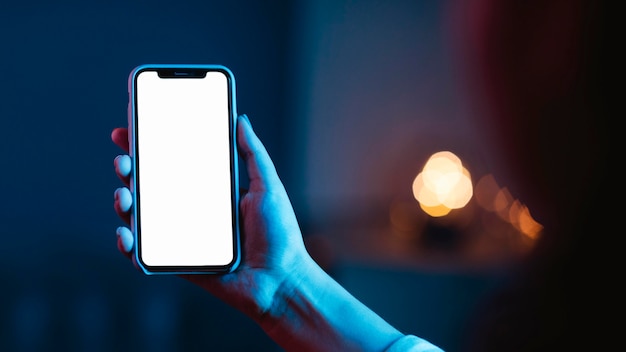 Femme vérifiant un smartphone avec une expression inquiète