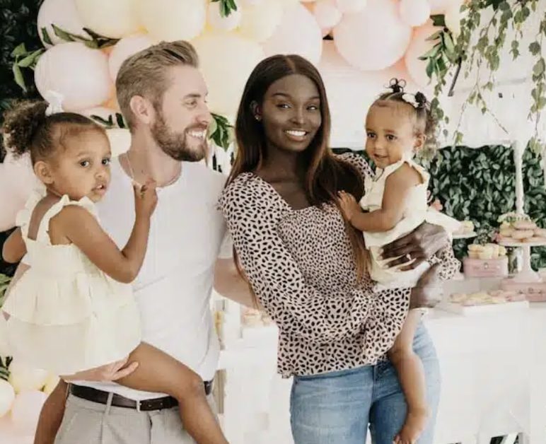 La famille réunie, souriante