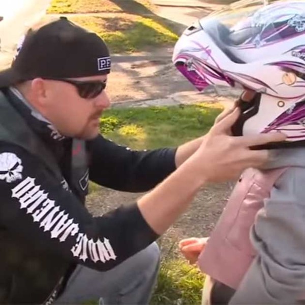 Portrait d'une petite fille souriante