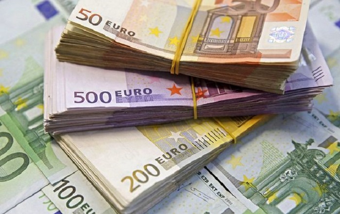 Mains tenant des billets d'euros, symbole d'aide financière