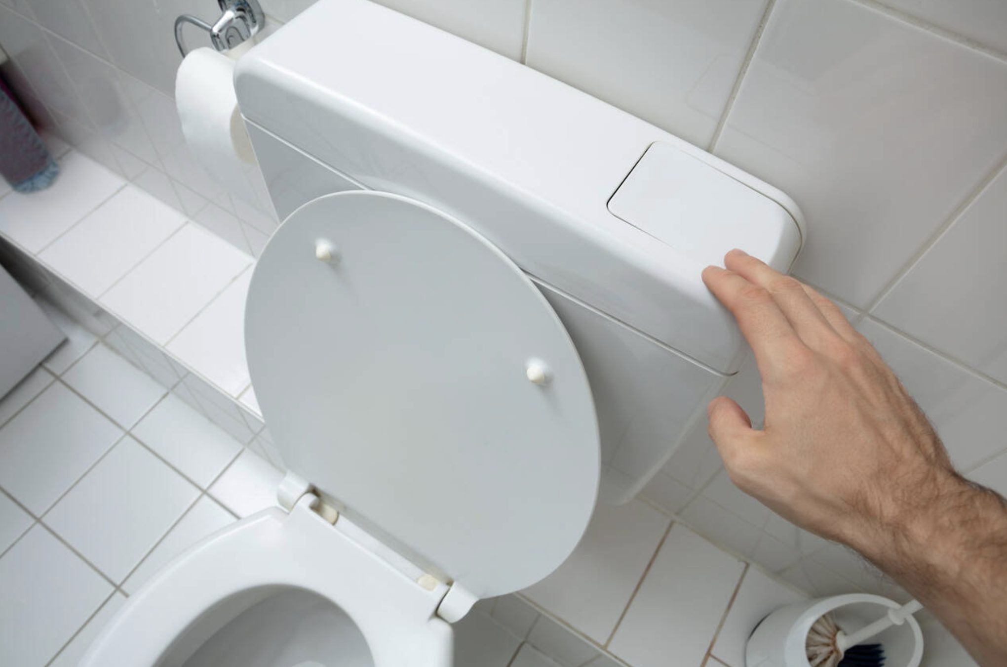 Chasse d'eau d'une toilette moderne en action