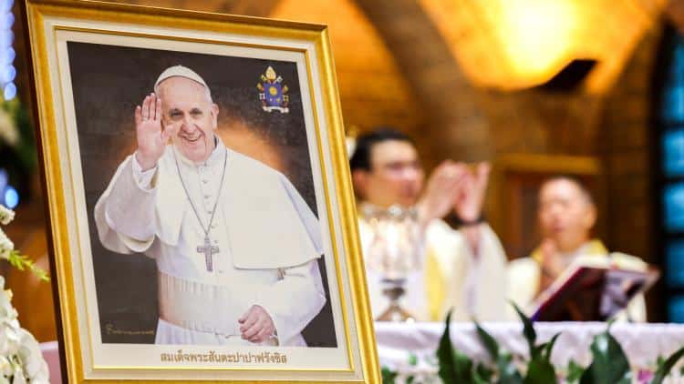 Le mystère de la marque sombre sur le visage du Pape François : ce que révèlent les spécialistes