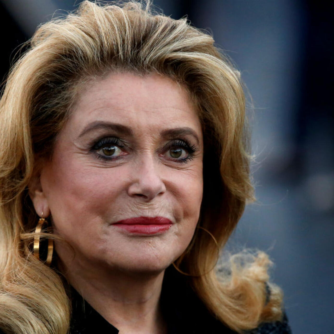 Portrait de Catherine Deneuve, illustrant l'élégance et le soin apporté à son apparence.