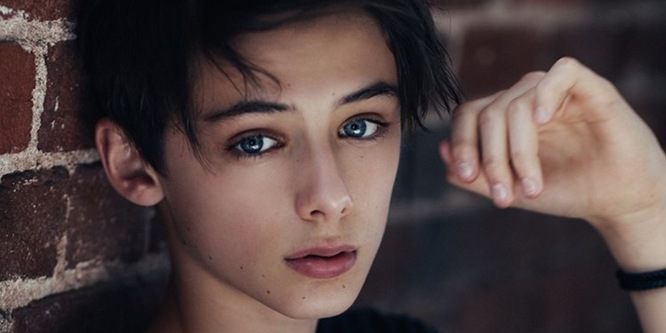 William Franklyn-Miller jeune adulte, souriant