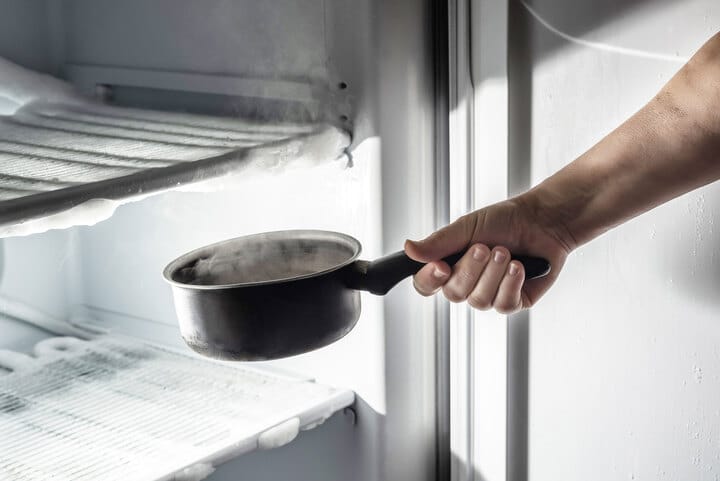 Dégivrez votre congélateur sans le débrancher : la technique redoutable qui préserve vos aliments