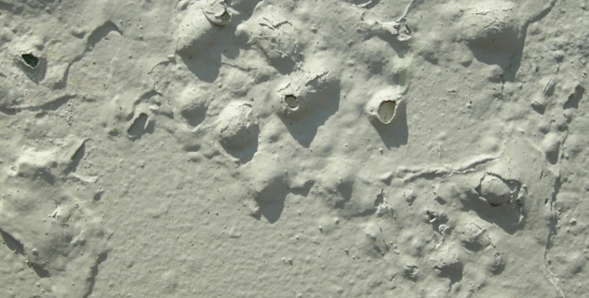Réparation de cloques de peinture sur un mur