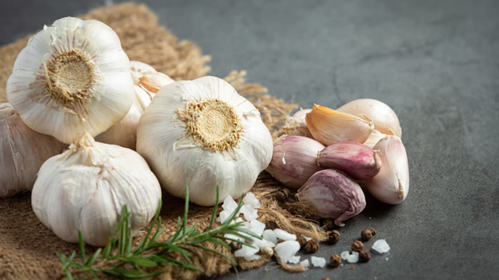 L’ail, ce super-héros du potager : comment il fait fuir souris, moustiques et lézards de votre maison