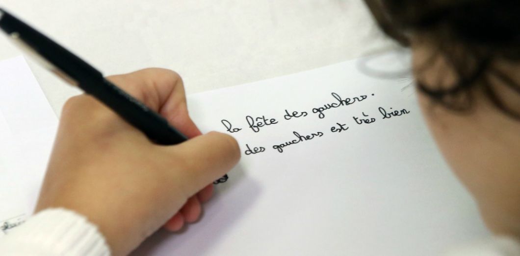 Enfant gaucher en train d'écrire montrant une posture adaptée