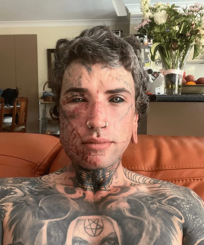 Quand l’amour paternel efface l’encre : l’incroyable décision de ModBoy pour sa fille
