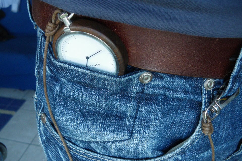 Montre de poche vintage posée sur un jean déployé