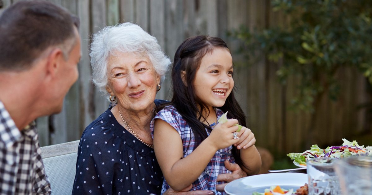 Couple de seniors préparant un repas sain et équilibré dans leur cuisine