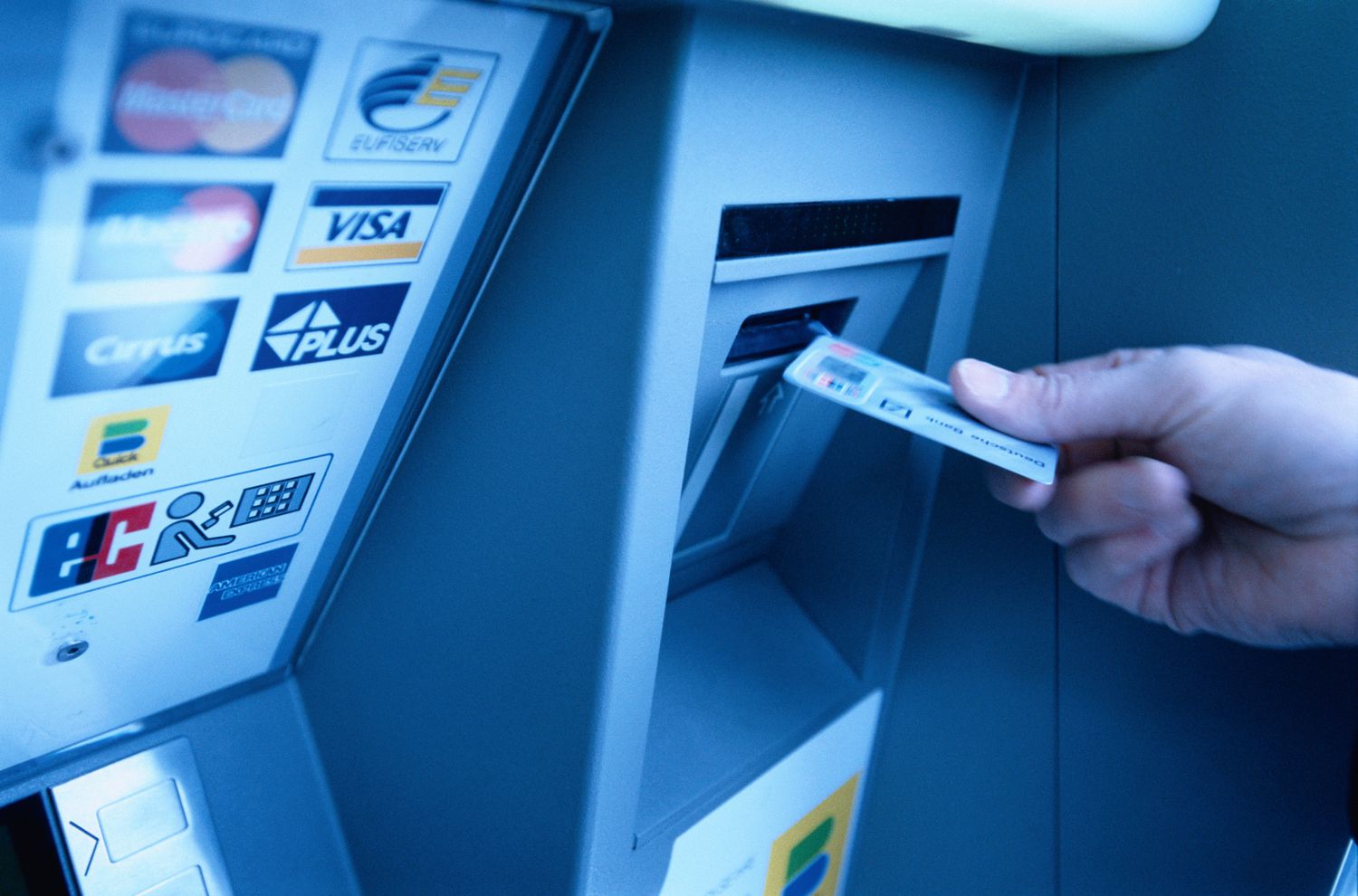 Distributeur bancaire : ce réflexe tout simple avant d’insérer votre carte qui peut vous sauver