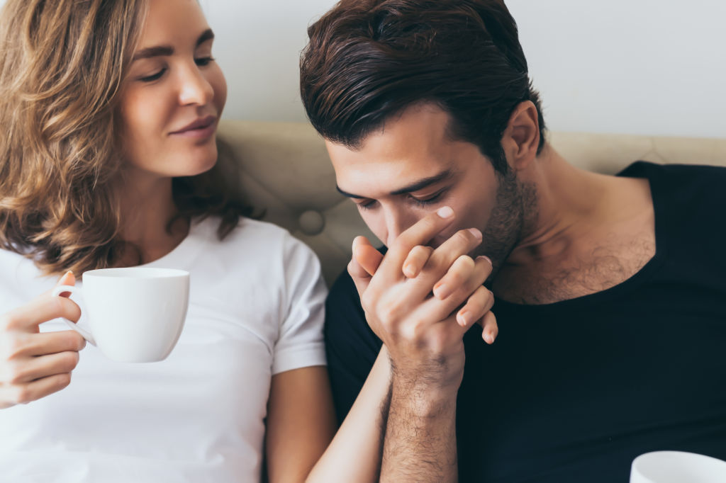 Couple partageant un moment tendre autour d'un café