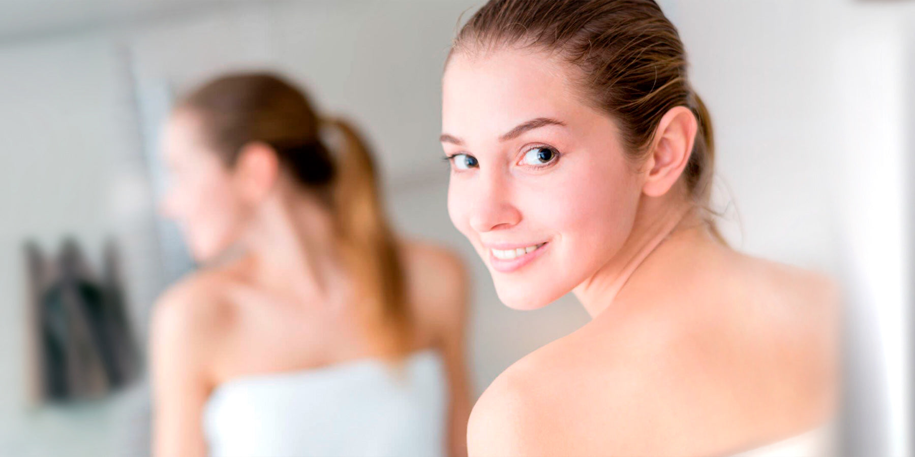 Accessoires de démaquillage posés sur une serviette blanche