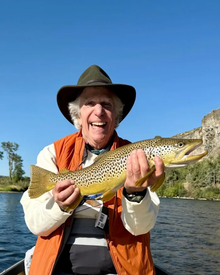Henry Winkler dans le rôle iconique de Fonzie, veste en cuir et attitude décontractée