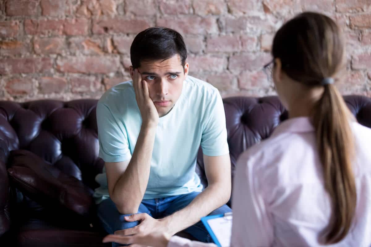 Couple traversant une période difficile ensemble