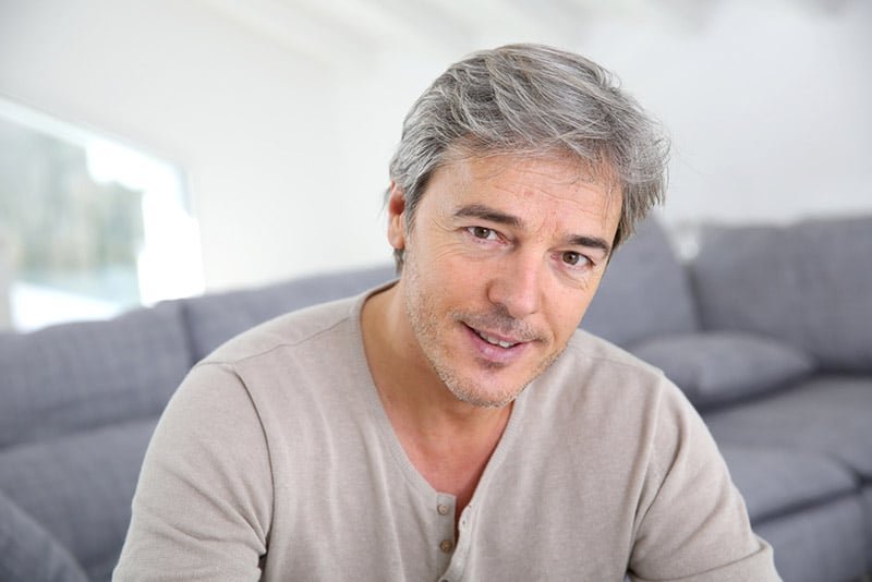 Homme rayonnant et serein, illustrant l'épanouissement individuel