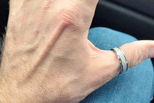 Homme portant une bague au pouce, style décontracté