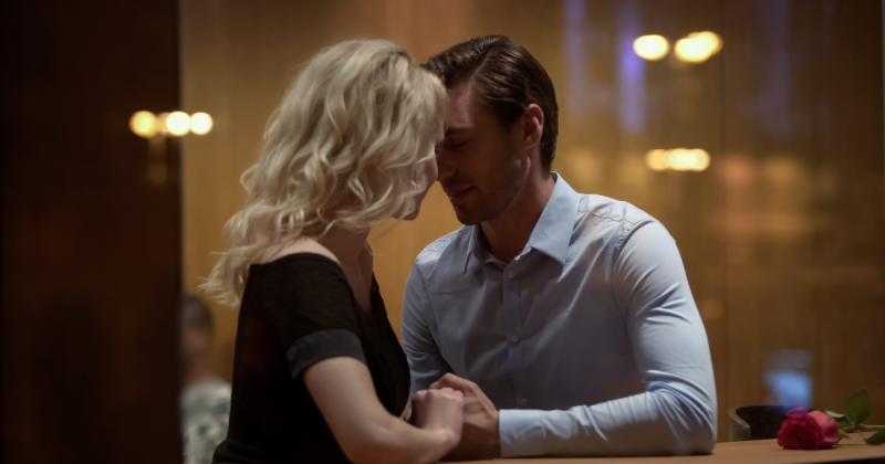 Homme en couple détournant le regard vers une autre femme, illustration des signes d'attirance