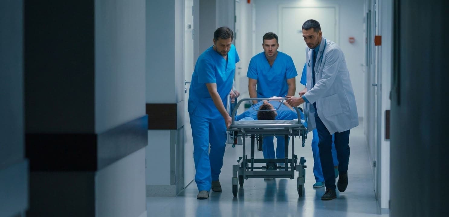 Couloir d'un hôpital, symbolisant l'urgence médicale