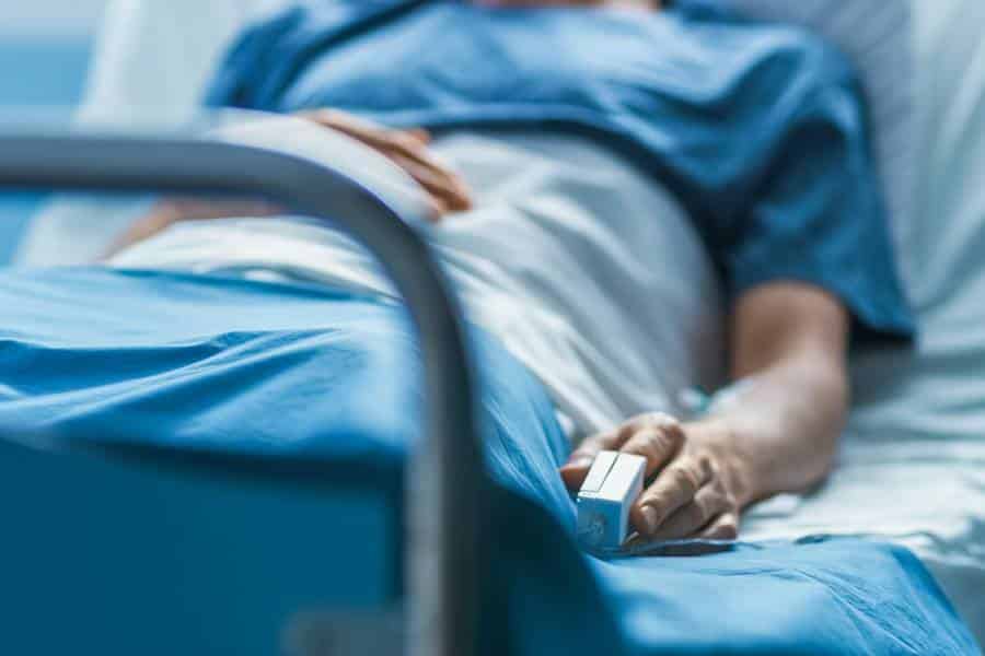 Il croyait mourir à l’hôpital, mais une inconnue pousse sa femme à placer une caméra cachée : ce qu’elle découvre la sidère