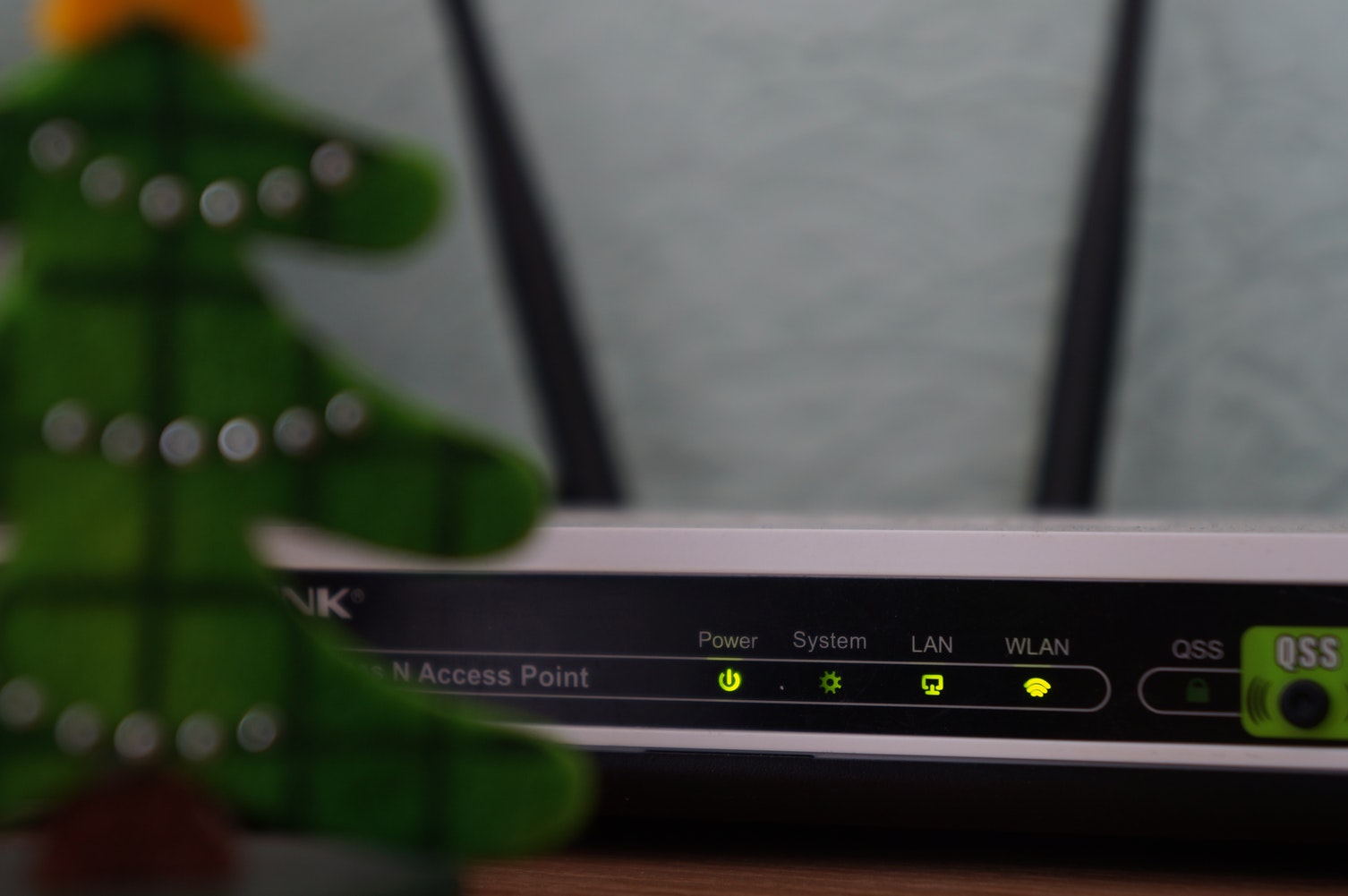 Comparaison visuelle entre différents types de routeurs et solutions Wi-Fi