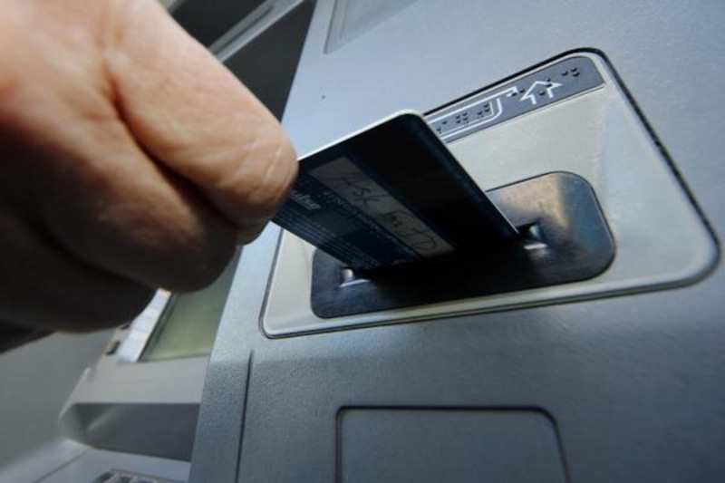 Distributeur bancaire : ce réflexe tout simple avant d’insérer votre carte qui peut vous sauver