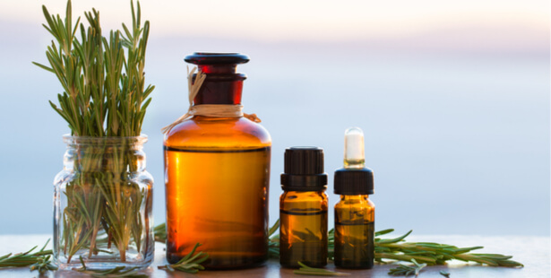 Application d'huile de romarin sur la peau