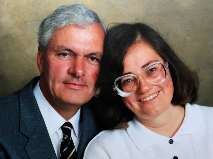 Howard Howes, agriculteur, regardant au loin